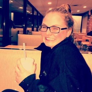 Meet your Posher, Kayla